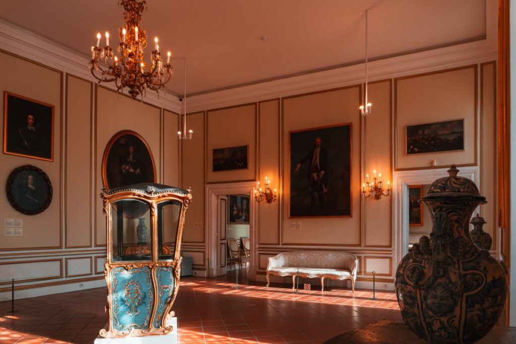 Historische Gegenstände in der oberen Etage des Rektorenpalastes