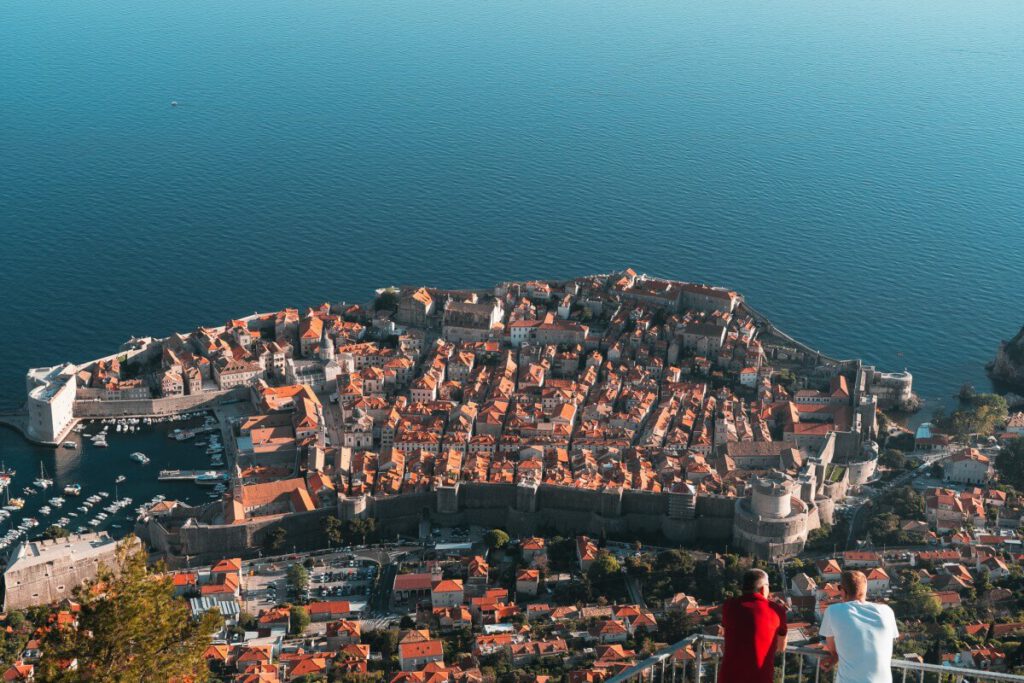 2 Männer am Dubrovnik Skyview blicken auf die Altstadt von Dubrovnik