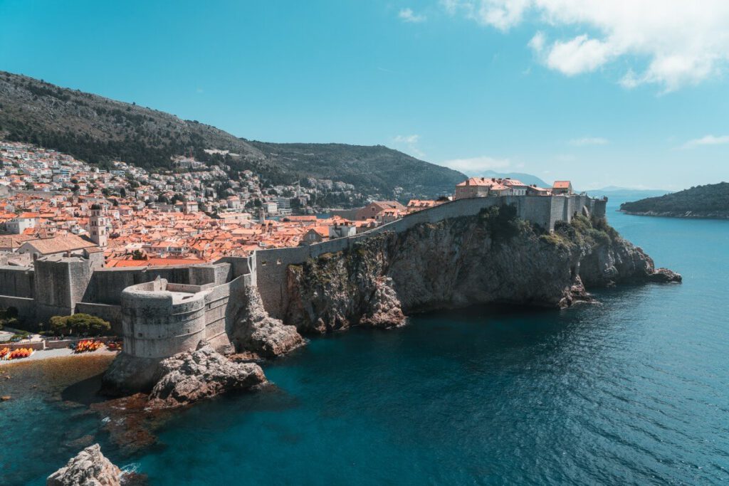 Blick auf die Altstadt von Dubrovnik und die Stadtmauer