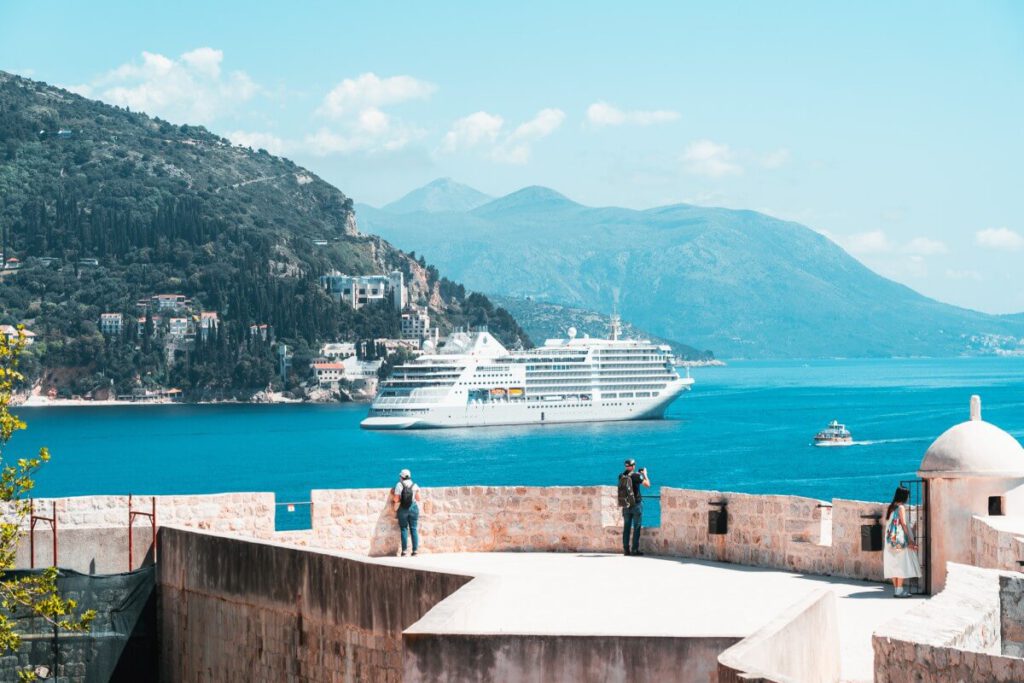 Kreuzfahrtschiff vor der Stadtmauer Dubrovniks