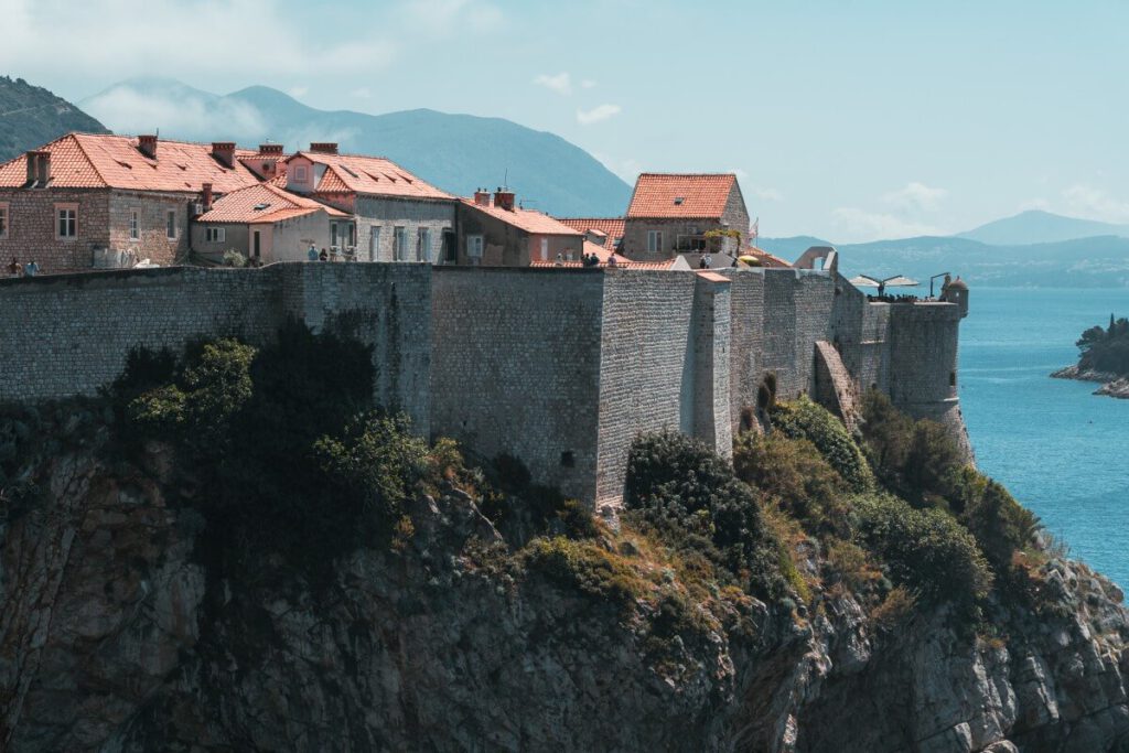 Stadtmauer von Dubrovnik am Meer