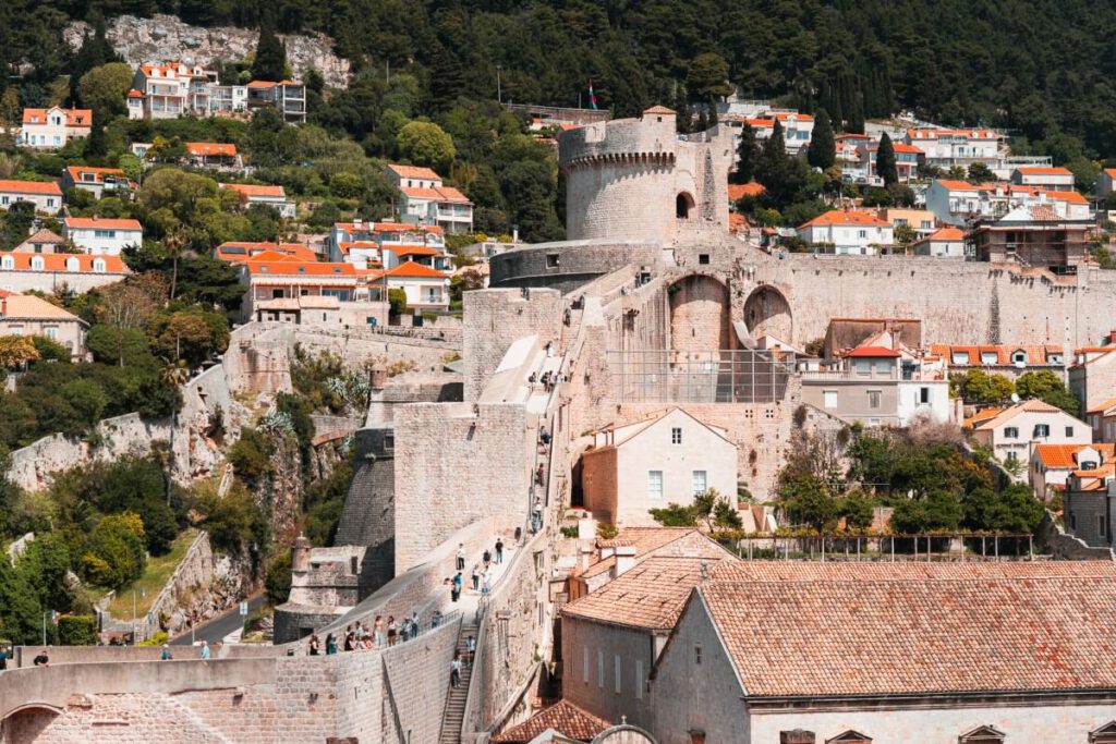 Stadtmauer Tour Dubrovnik mit vielen Menschen