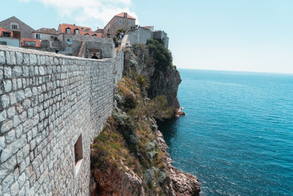 Stadtmauer von Dubrovnik über dem Atlantik
