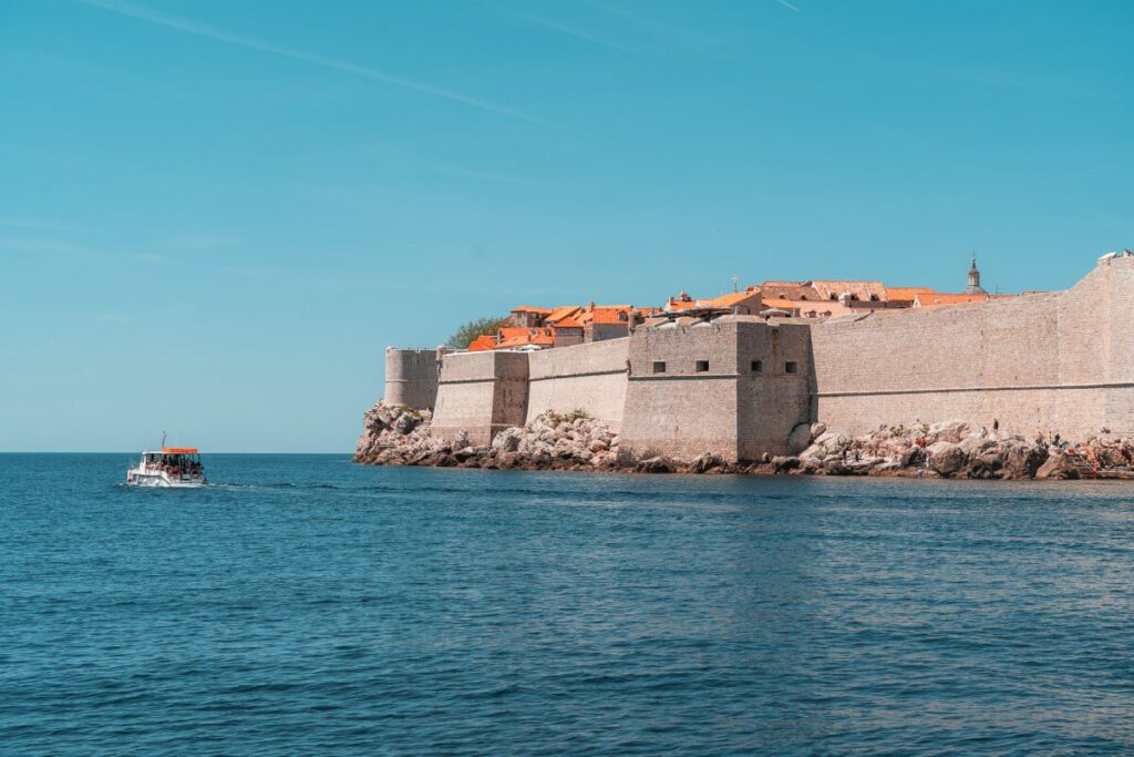 Stadtmauer von Dubrovnik vom Meer aus