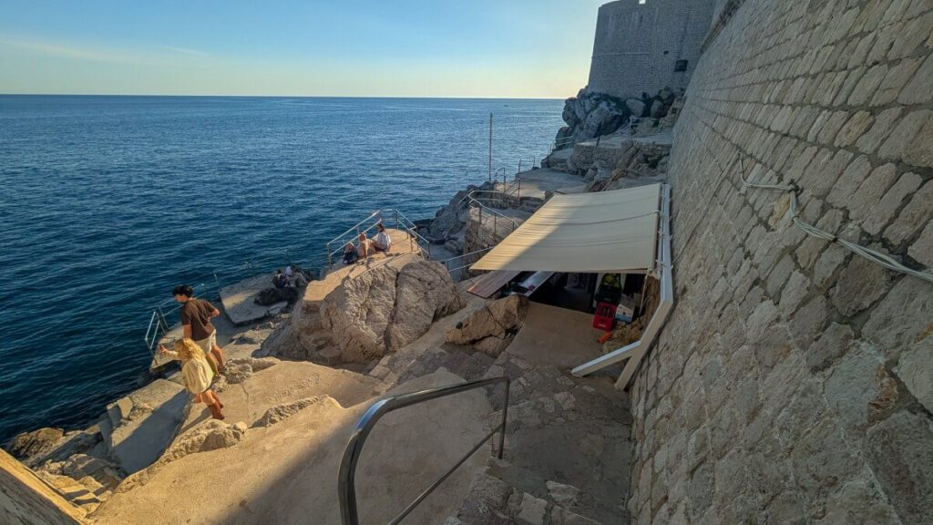 Felsen im Stadtstrand von Dubrovnik an der Stadtmauer 
