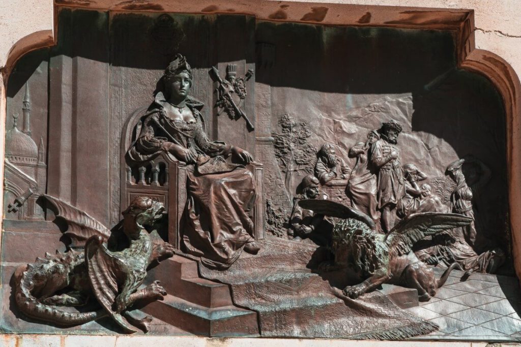 Ivan Gundulic Statue mit Drachen und Löwen