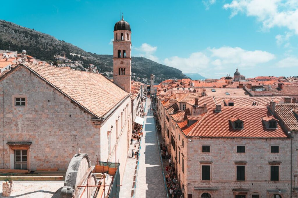 Stradun die zentrale Straße Dubrovniks von der Stadtmauer aus fotografiert