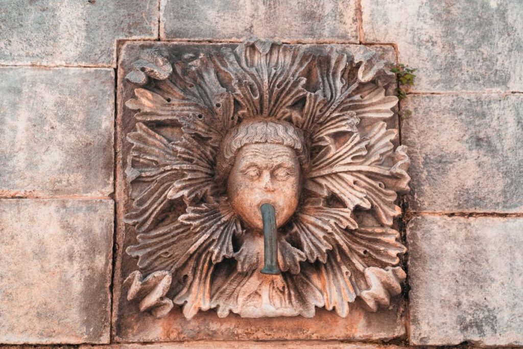 Ornament am Onofrio-Brunnen