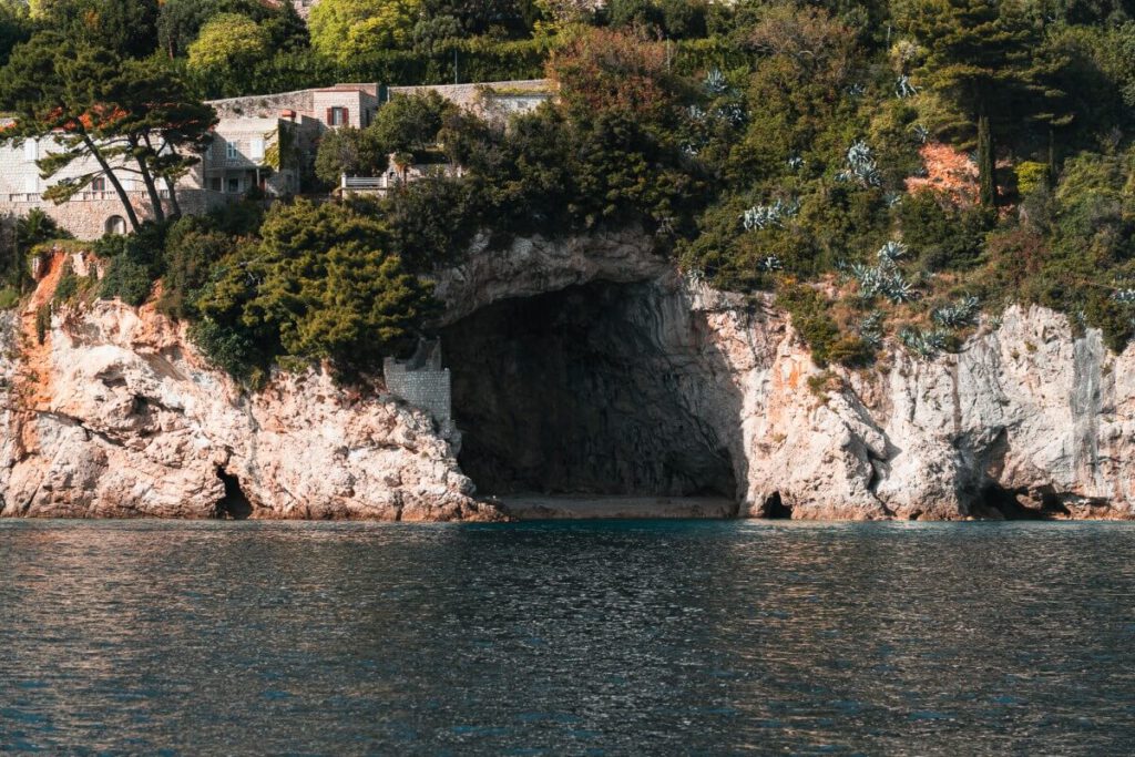 Strand Plaza Betina spilja in einer natürlichen Felshöhle