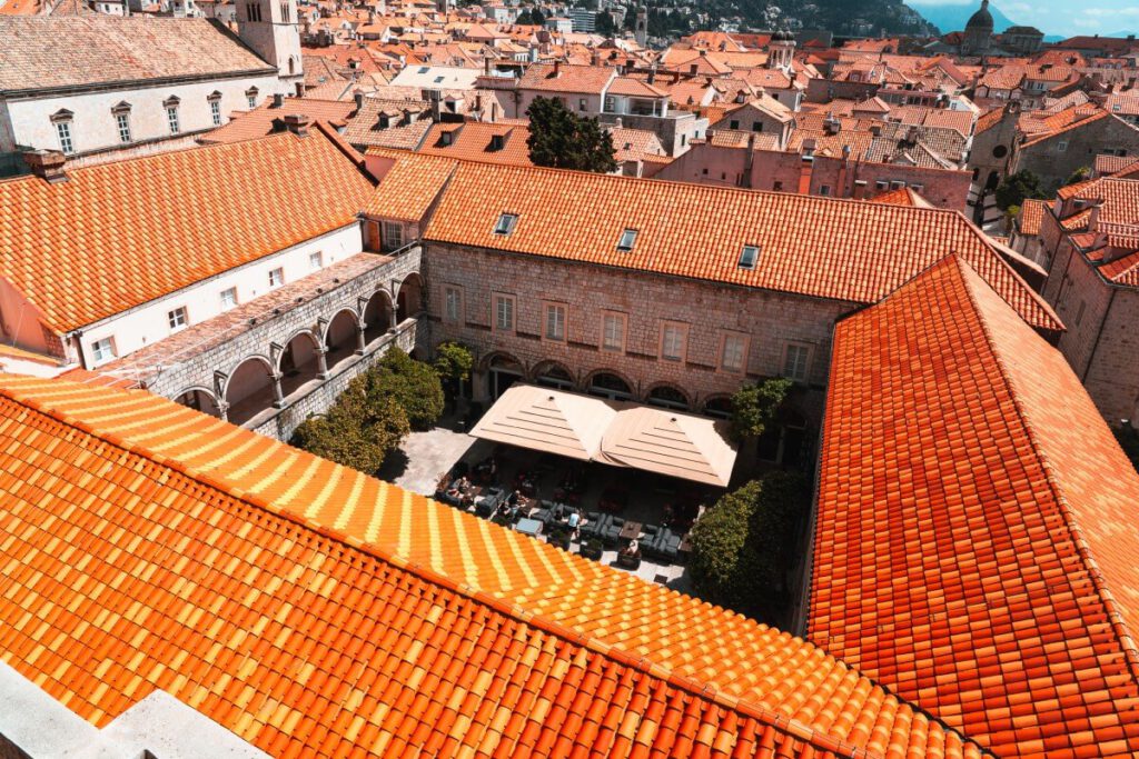 Toursiten-Center in der Altstadt von Dubrovnik von oben