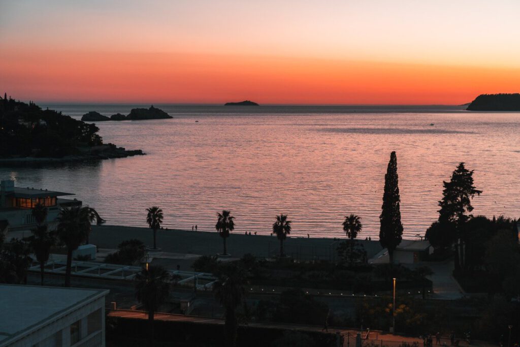 Der Uvala Lapad Strand zum Sonnenuntergang.