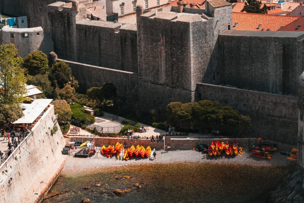 Kajaks lagern am Kolorina-Strand unterhalb der Stadtmauern von Dubrovnik