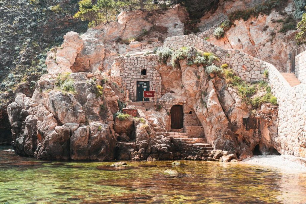 Türen in der Klippe in der Bucht von Pile