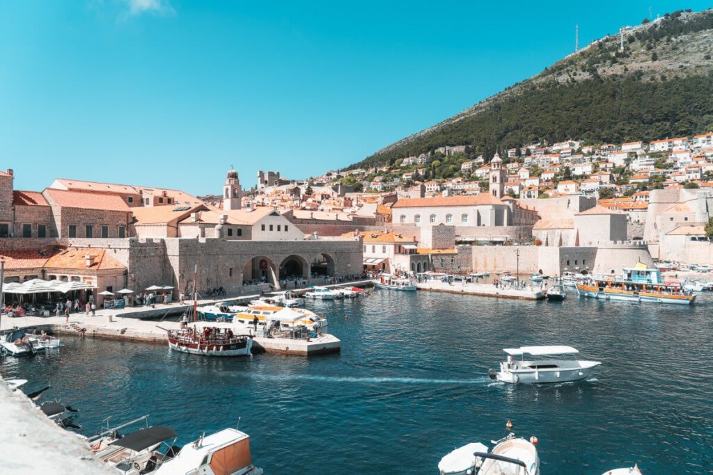 Alter Hafen mit Arsenal von Dubrovnik