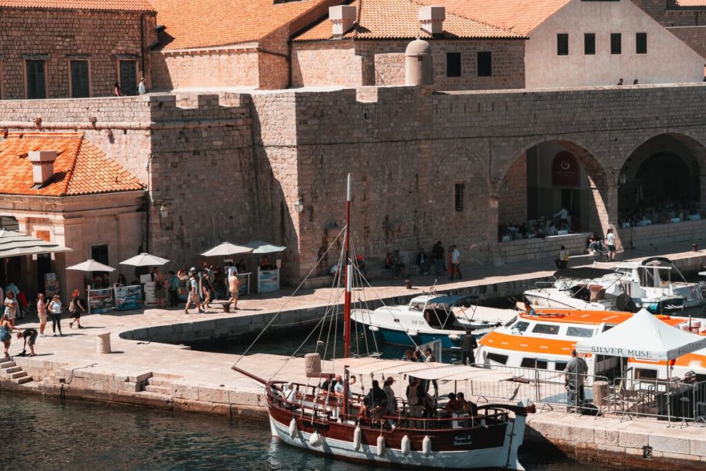 Boote im alten Hafen von Dubrovnik
