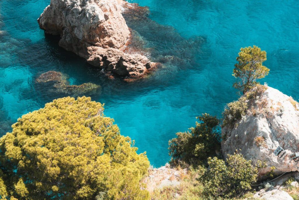 Türkis blau schimmerndes Wasser vor der Küste Dubrovniks an der Pile-Bucht
