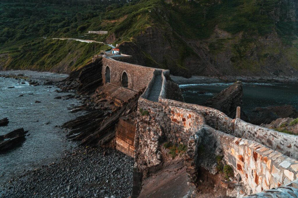 Die Brücke zur Felseninsel Gaztelugatxe