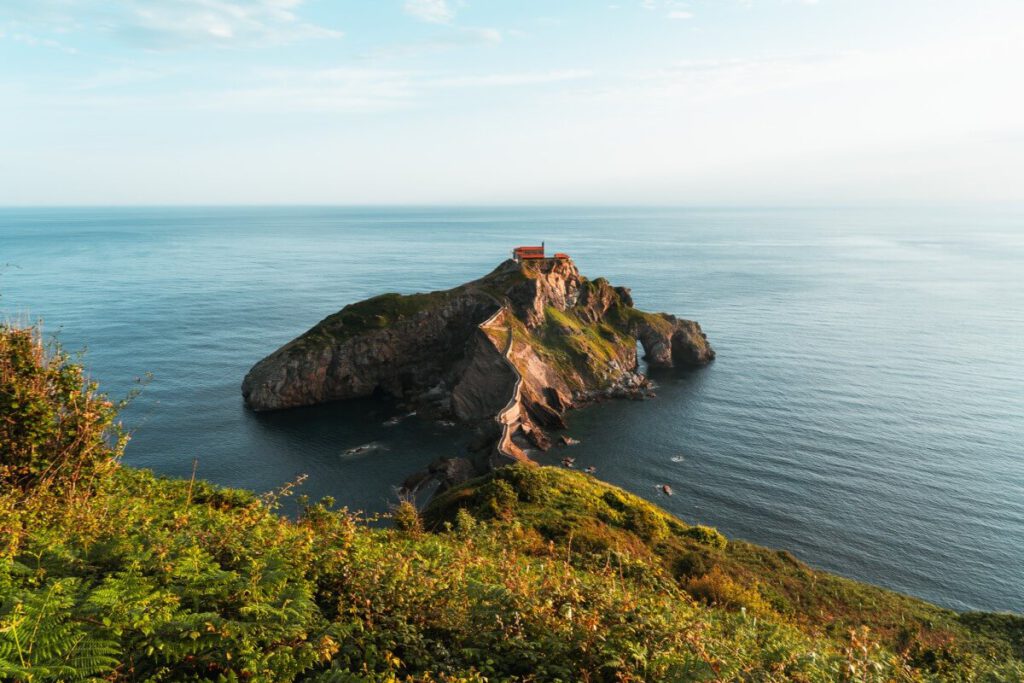 Gaztelugatxe Felsen aus der Distanz