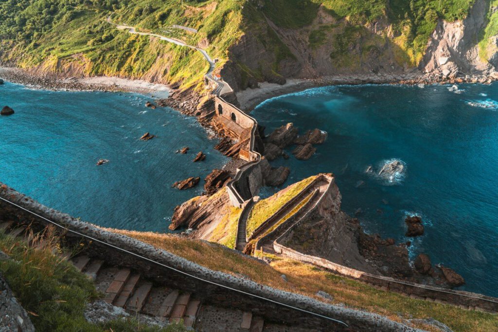 Steinweg nach oben zur Einsiedelei von Gaztelugatxe