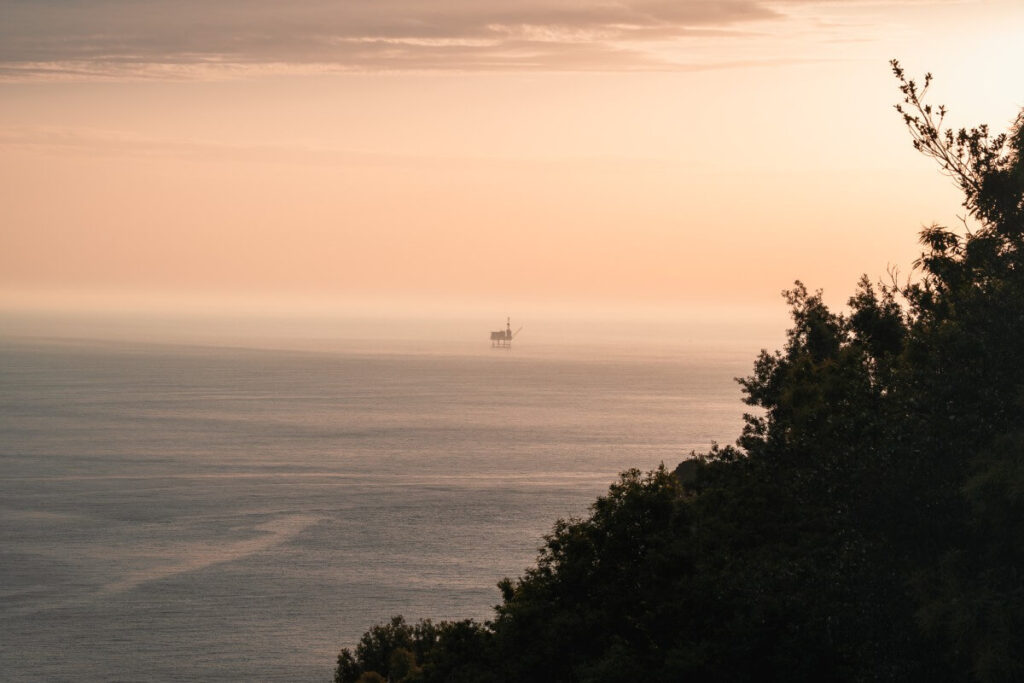 Ölplatform vor der Küste vom Gaztelugatxe