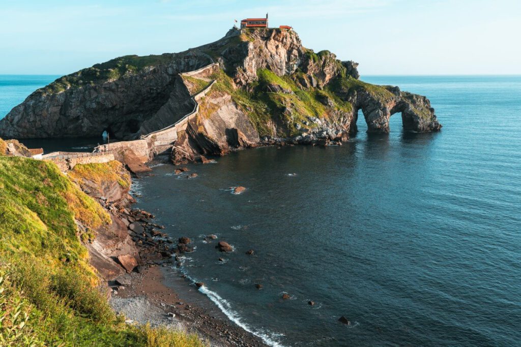 Gaztelugatxe Strand und Einsiedelei auf dem Felsen