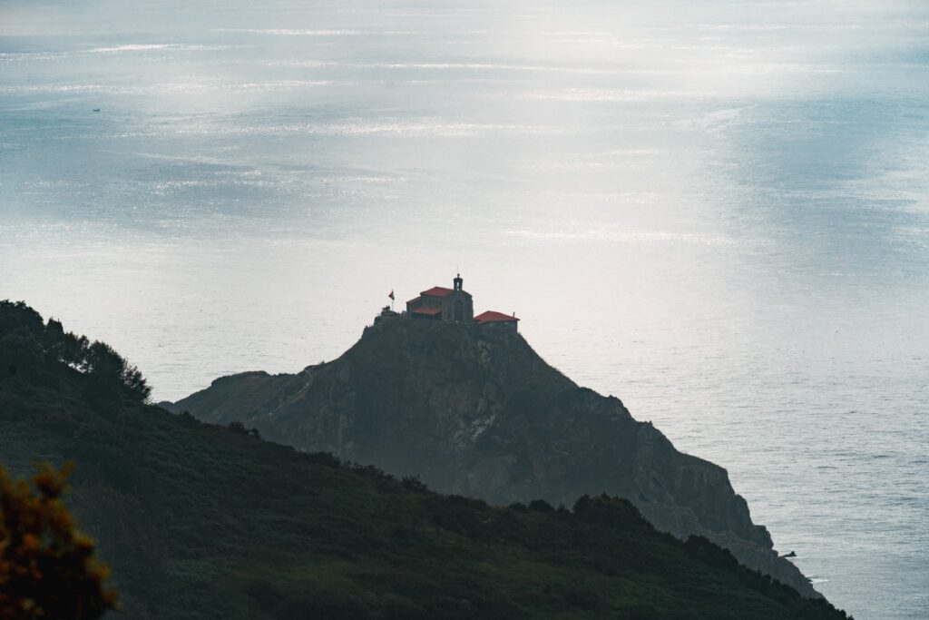 Gaztelugatxe Einsiedelei auf Felsen aus der Distanz
