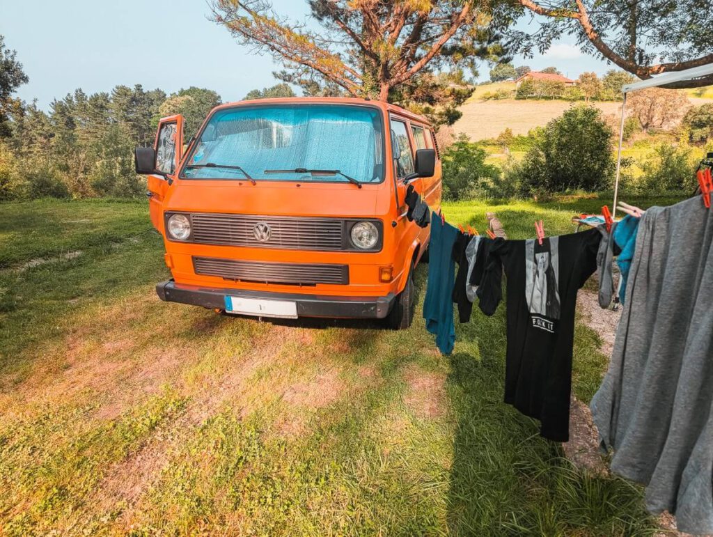 Campingplatz im Baskenland mit orangen T3