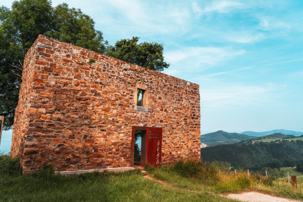Steinhaus und Kapelle Geopark baskische Küste