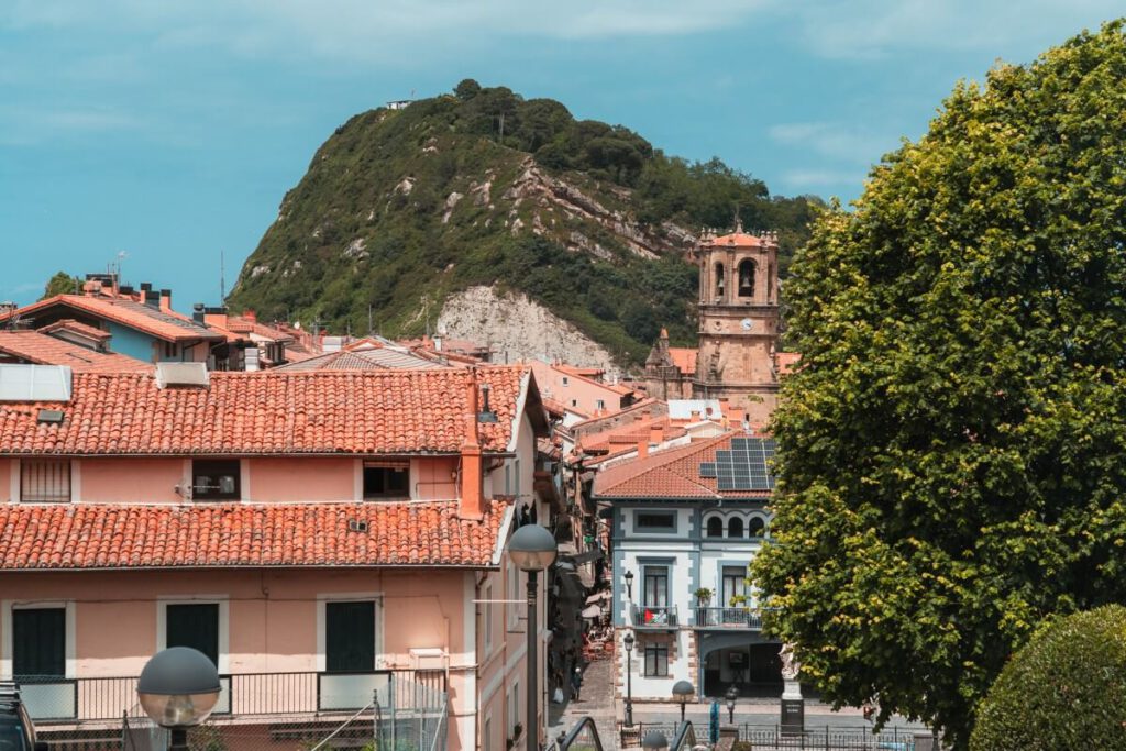 Die Altstadt von Getaria mit dem Berg im Hintergrund.
