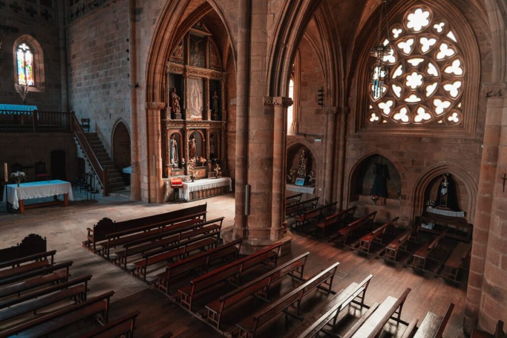 schiefer Boden in der Kirche Salbatore Deunaren Eliza in Getaria