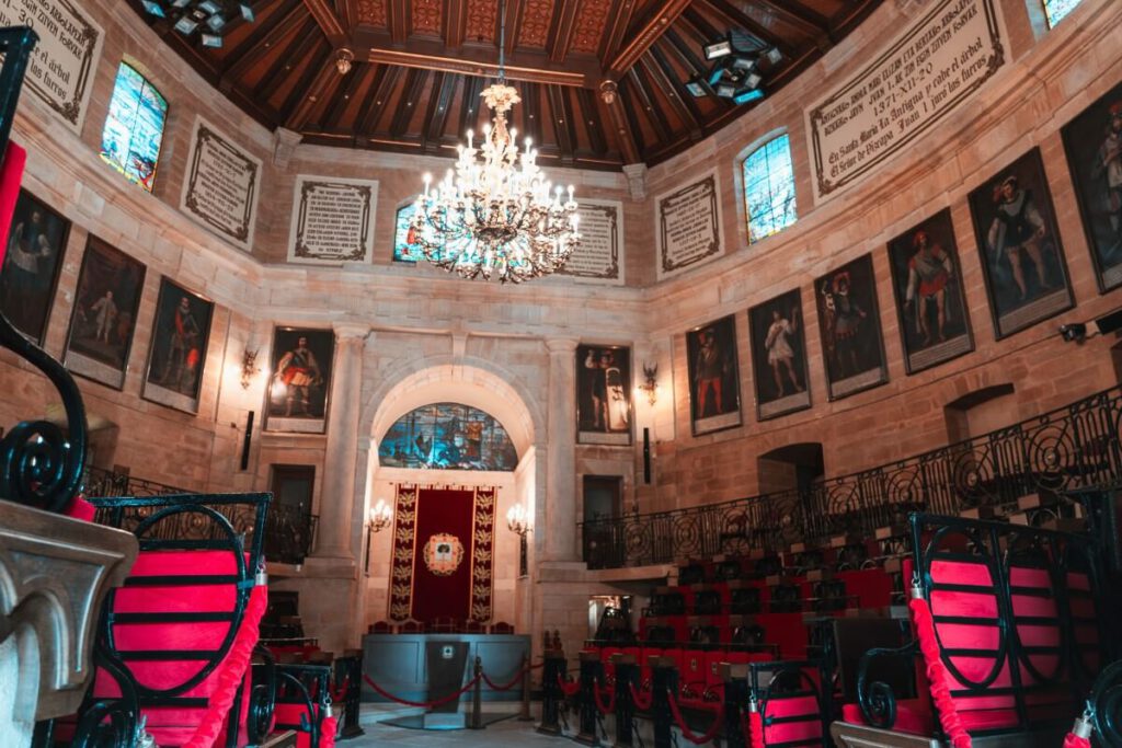 Sitzungssaal im Versammlungshaus von Gernika