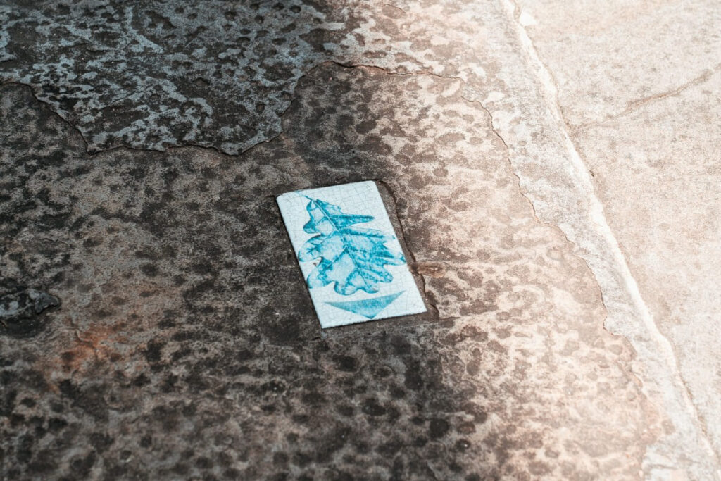 Kachel mit Eichenblatt als Wegweiser in Guernica