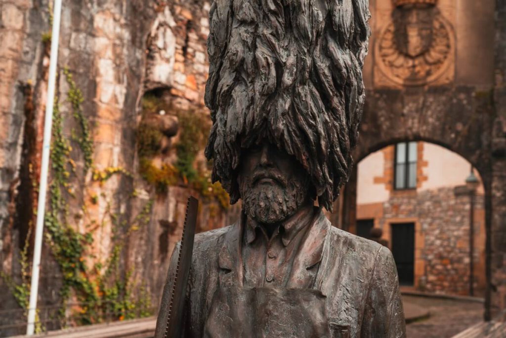 Hatxeroa Figur vorm Stadttor Hondarribia