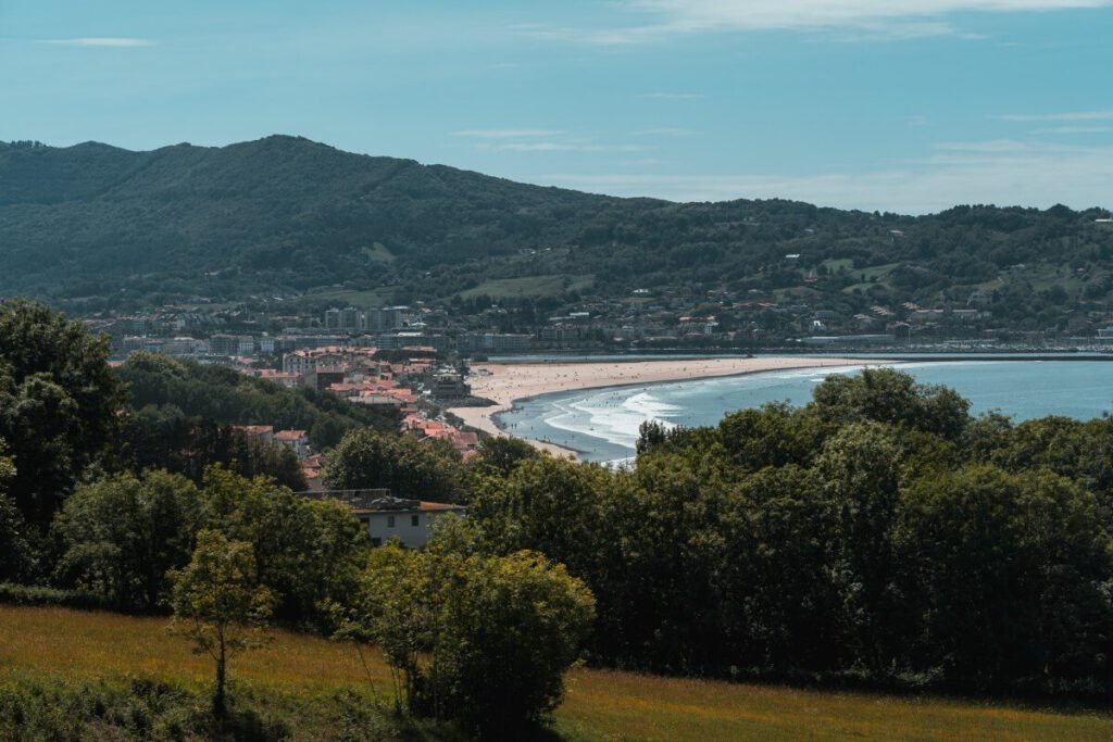 Der Strand von Hendaye mit Hondaribia im Hintergrund