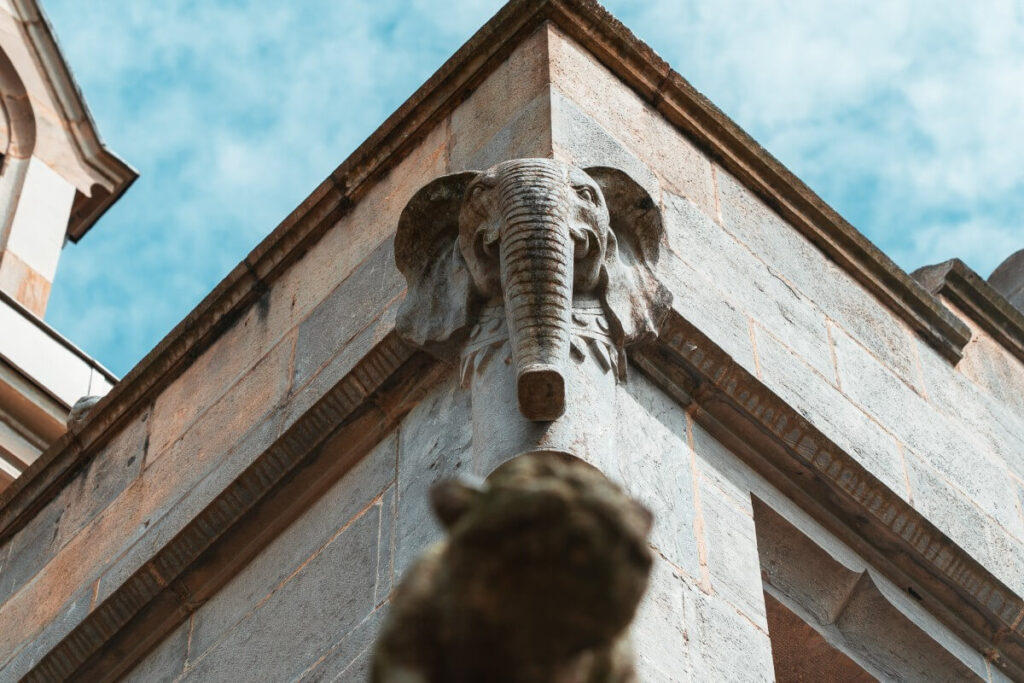 Elefanten Ornament an der Fassade von Schloss Abbadie