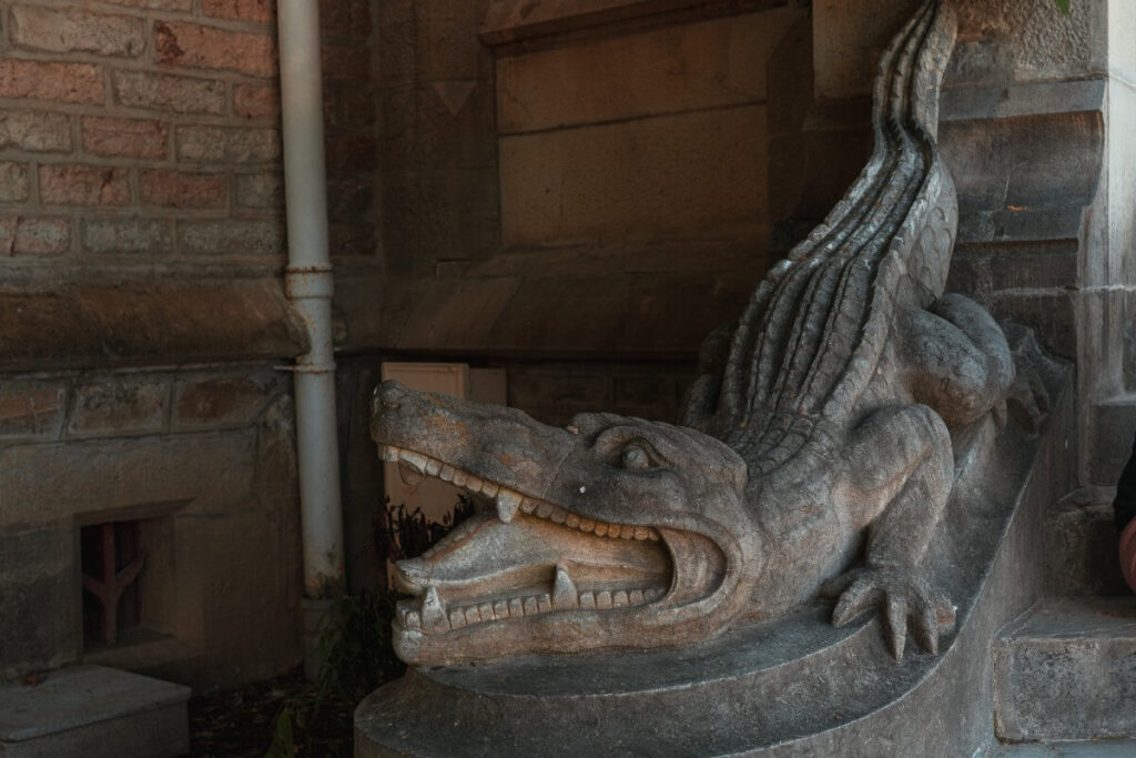 Krokodil Statue am Eingang des Schloss Abbadie