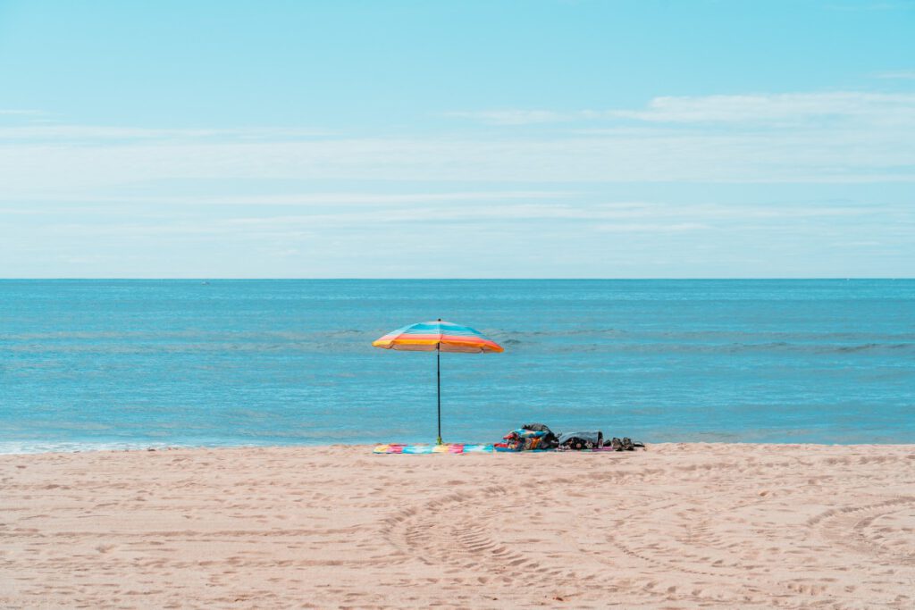 Sonnenschirm am Strand von Hendaye