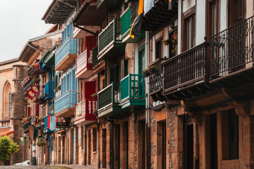 bunte Balkone in der Altstadt von Hondarribia