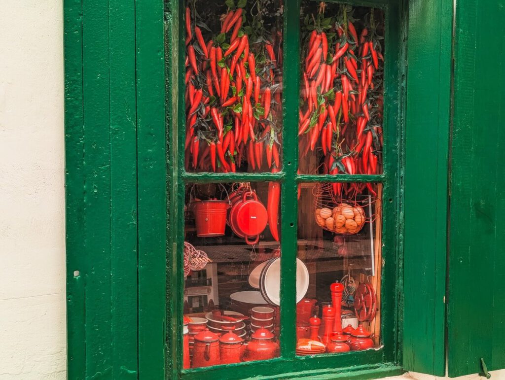 Peperoni im Schaufenster eine authentischen Geschäftes