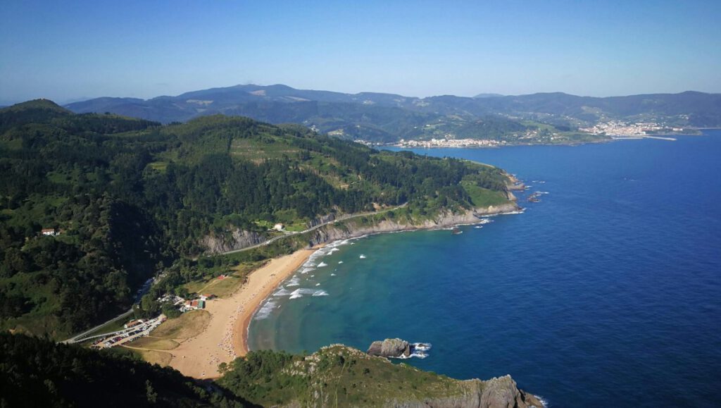 Strand Laga von oben zwischen 2 Hügeln