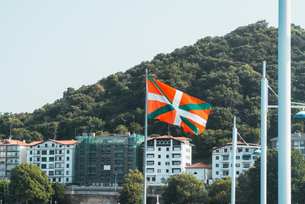 Flagge des Baskenlandes weht in Lekeitio