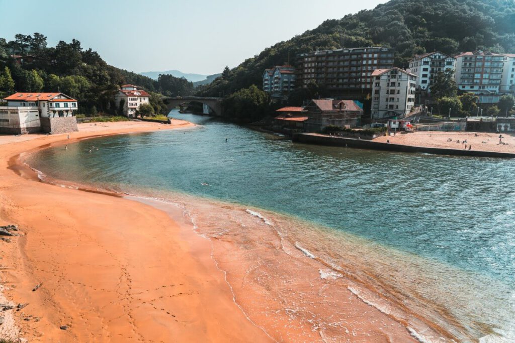 Ufer mit Sand am Rio Lea bei Lekeito
