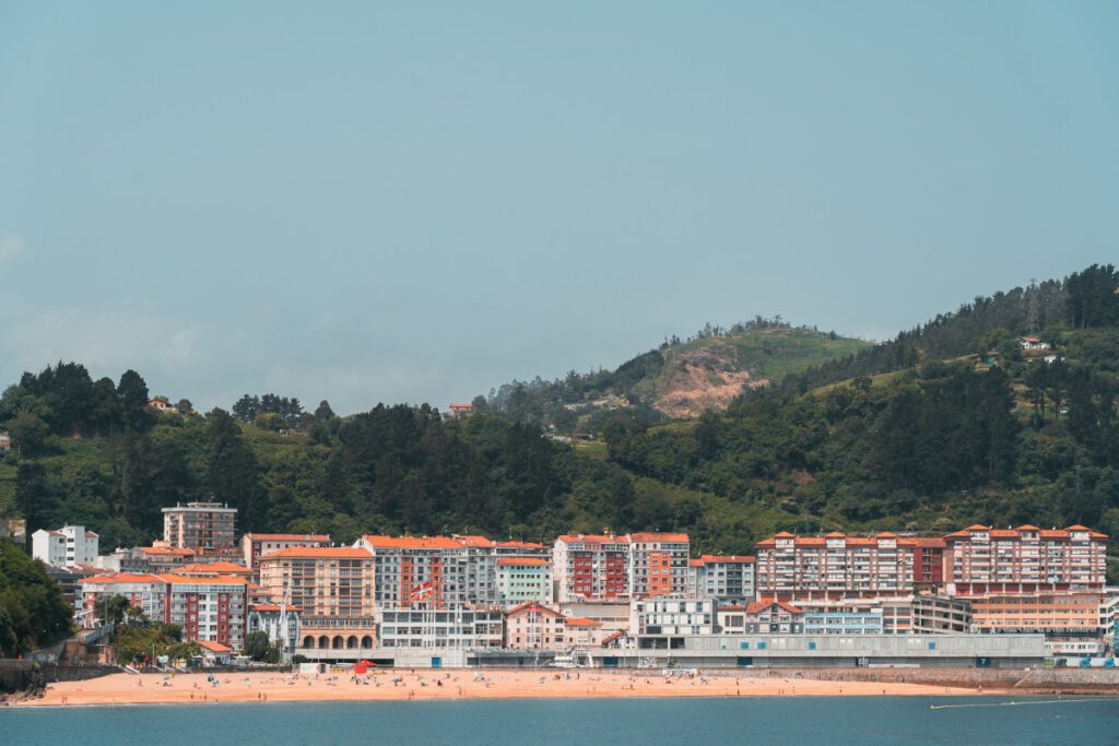 Blick auf Ondarroa vom Strand.