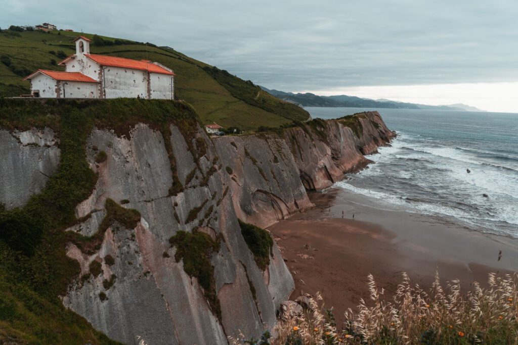 San Telmo Kapelle in Zumaia am Geopark der baskischen Küste