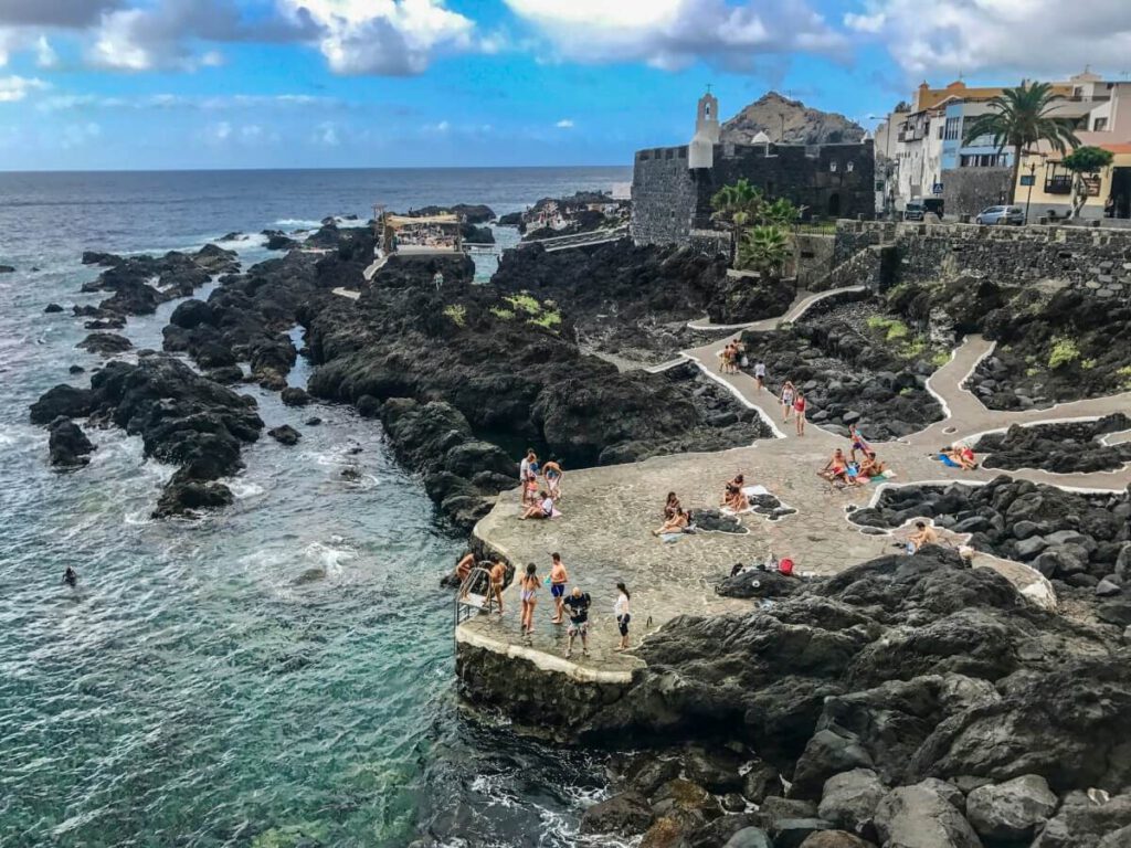 Leute an den Naturpools vorm Castillo de San Miguel in Garachico