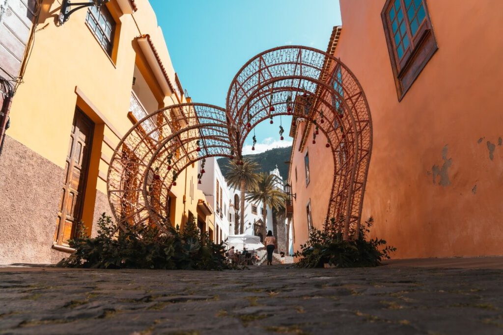 Bogen in Herzform in einer Gasse in Garachco