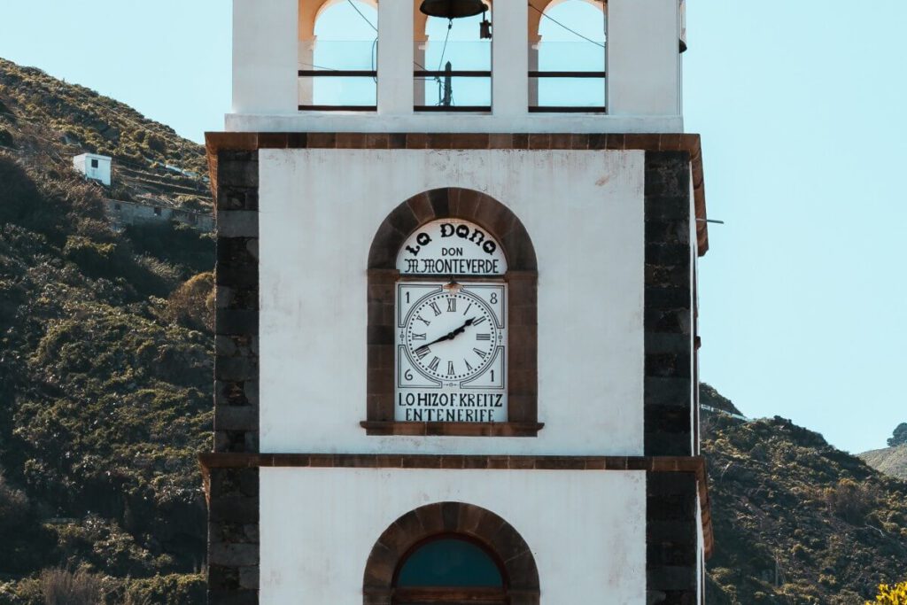 Die Uhr im Kirchenturm der Iglesia de Santa Ana in Garachico