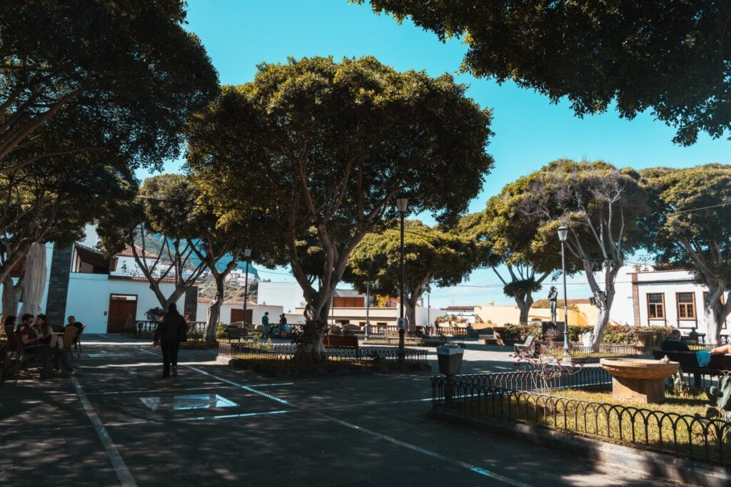 Garachico Plaza de la Libertad Bäume und Bänke und Leute