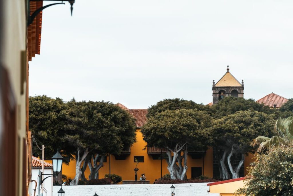 Santo Domingo Plaza Kloster gelbe Wand