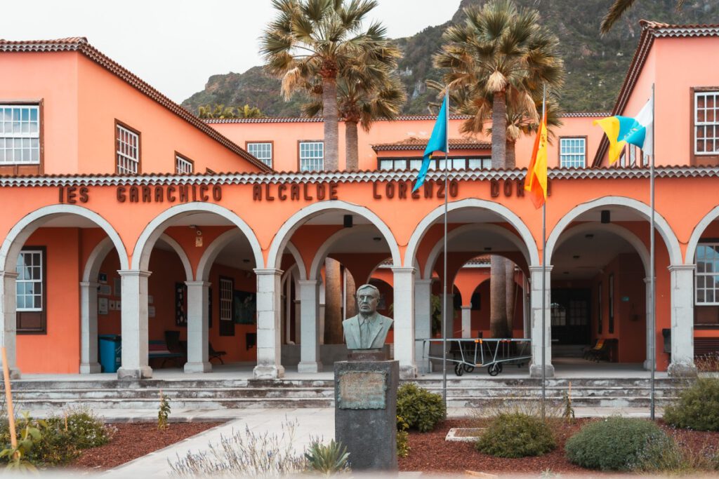Schulgebäude in Garachico mit pinker Fasaade.